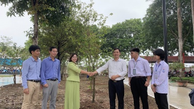 Công viên Trà hoa vàng Ninh Bình tặng cây giống Trà hoa vàng Cúc phương cho thầy trò nhà trường